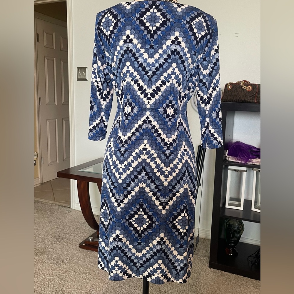 Sandra Darren- Blue Chevron Print Women's Dress
In size 10 - Picture 5 of 9